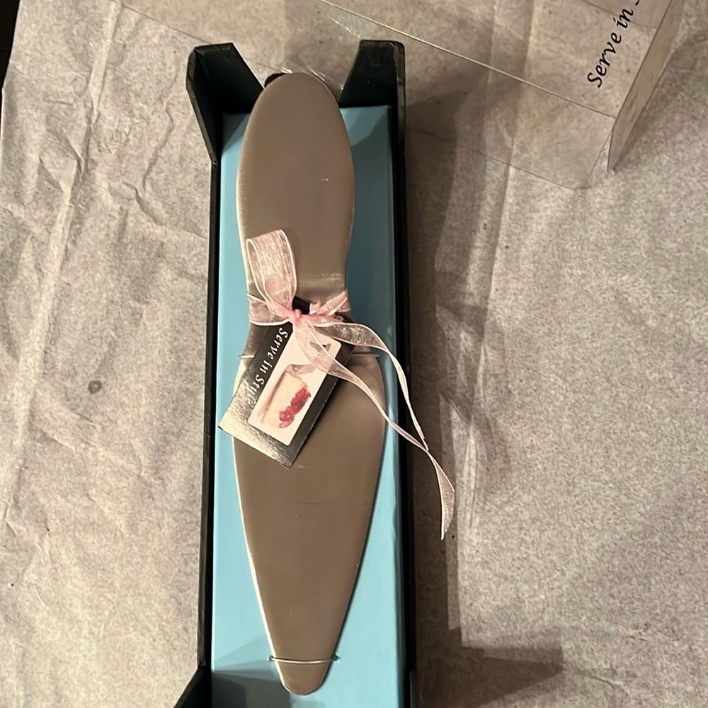 ❤️‍🔥BOGO free (equal or lesser value). NWT-cake/pie server